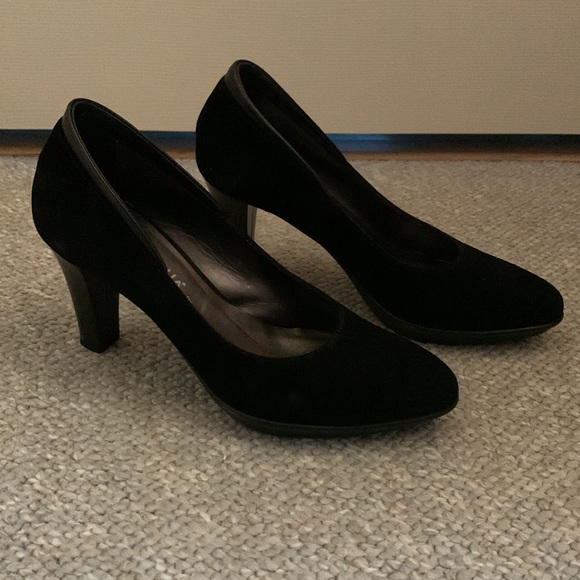 Black Suede Aquatalia Heels/Pumps, Size 7- very gently used - Picture 2 of 6
